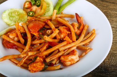 Deniz ürünleri ile baharatlı makarna