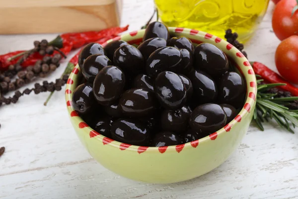 Black olives  in the bowl — Stock Photo, Image