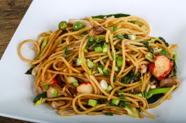 Deniz ürünleri ile Asya makarna