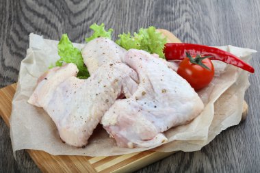 Çiğ tavuk kanadı.