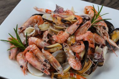 Kokteyl lezzetli deniz ürünleri