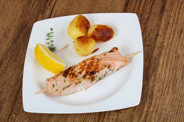 Baked salmon skewer — Stock Photo, Image