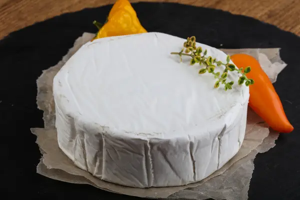 Pyszny ser camembert — Zdjęcie stockowe