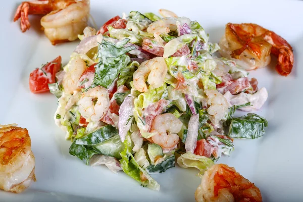 Délicieuse salade de crevettes — Photo