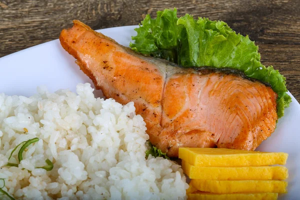 Kızarmış som balığı biftek