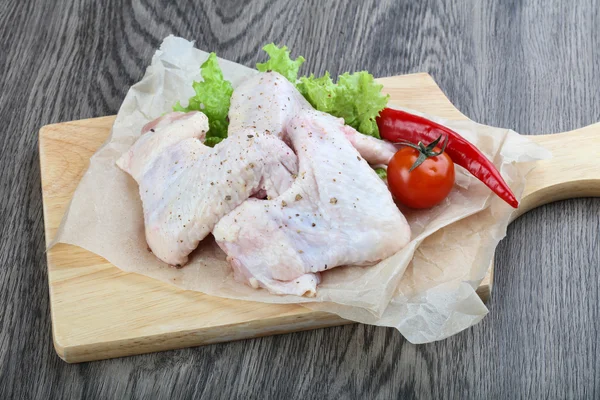 Çiğ tavuk kanadı.