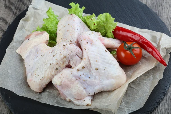 Çiğ tavuk kanadı.