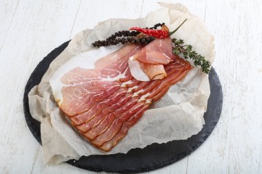 Jamon lezzetli dilimlenmiş