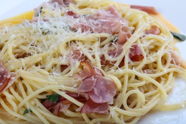 lezzetli makarna carbonara