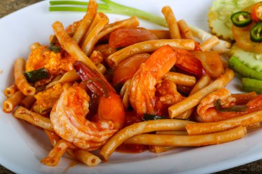 Deniz ürünleri ile baharatlı makarna