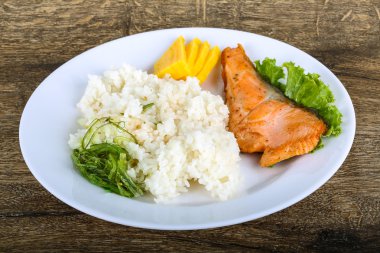 Kızarmış som balığı biftek