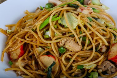 Deniz ürünleri ile Asya makarna