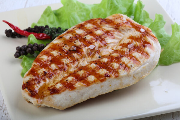 Grilled turkey breast with salad leaves