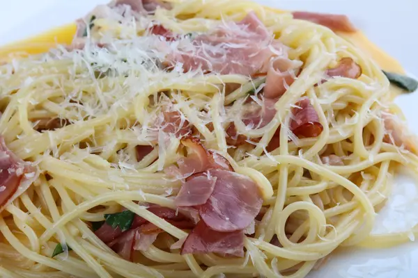 lezzetli makarna carbonara