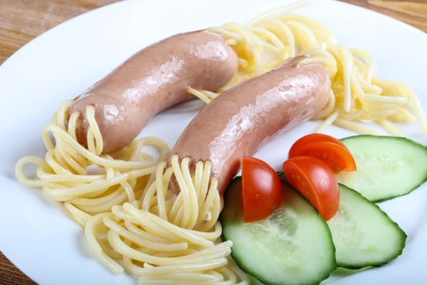 Barn spaghetti med korv — Stockfoto