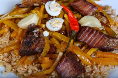 Geleneksel özbek pirinç sığır eti ile