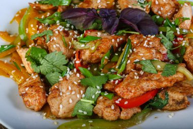 Lezzetli tavada kızartılmış tavuk