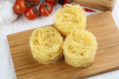 Ham erişte yemek pişirmek için hazır