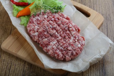 Çiğ burger pirzola