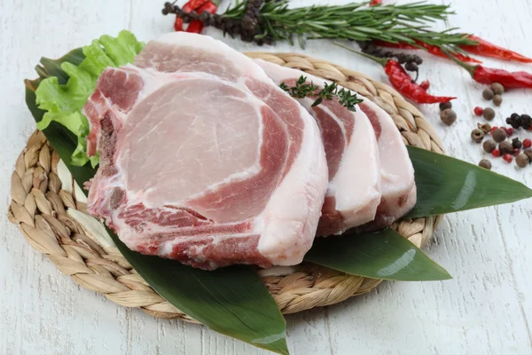 Bistecche di carne di maiale crude — Foto Stock