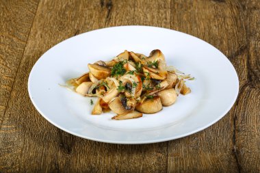 Lezzetli kavrulmuş mantar