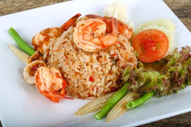 Kızarmış pilav ve deniz ürünleri.