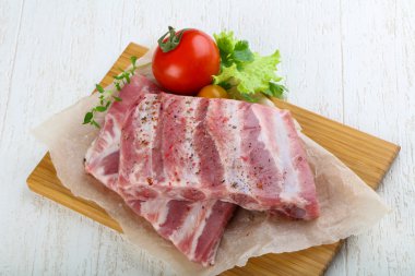 Çiğ domuz kaburgası