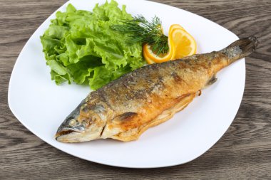 Kızarmış alabalık balık