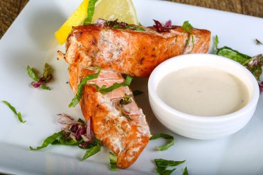 Soslu fırında somon balığı