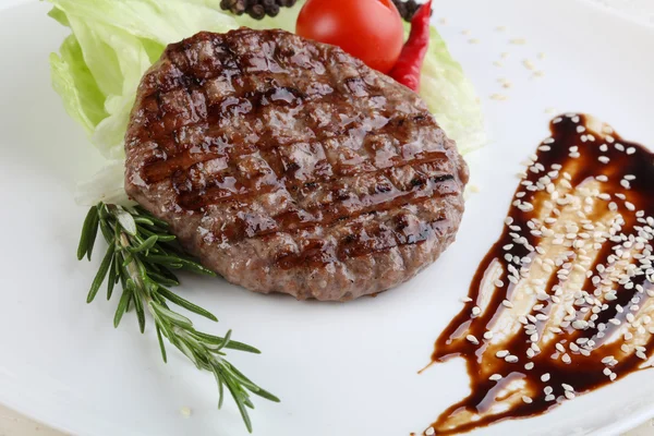 Gegrilltes Burger-Schnitzel — Stockfoto