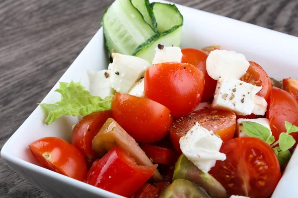 Salada saborosa com mussarela — Fotografia de Stock