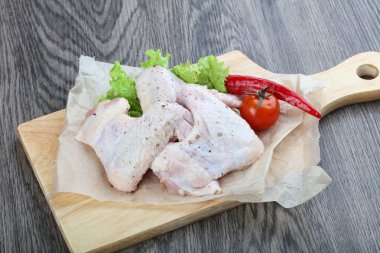 Çiğ tavuk kanadı.