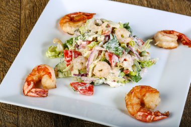 Lezzetli karides salatası