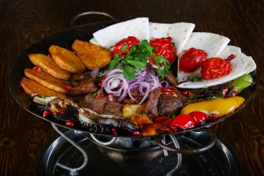 Kızarmış et ve sebze.