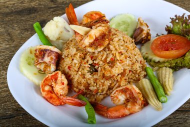 Kızarmış pilav ve deniz ürünleri.