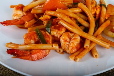 Deniz ürünleri ile baharatlı makarna