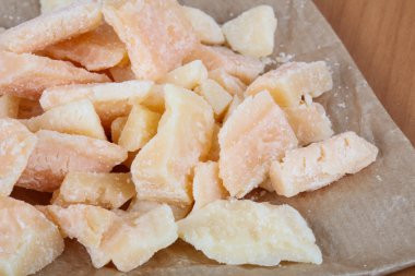 Parmesan peynir parçaları