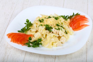 Tavuk ile makarna Farfalle