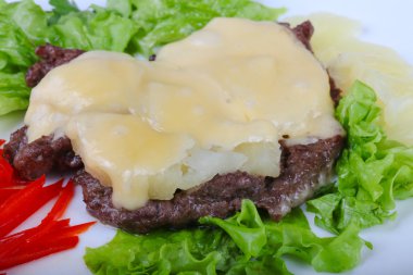 Ananas ve peynir soslu domuz eti