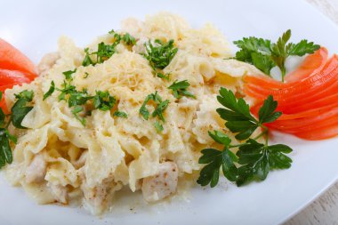 Tavuk ile makarna Farfalle