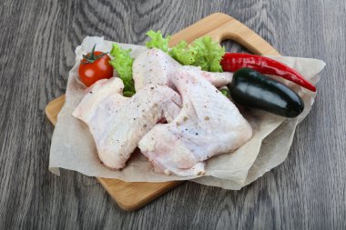 Çiğ tavuk kanadı.