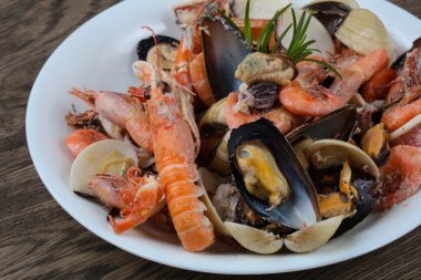 Deniz ürünleri yemek için kokteyl hazır