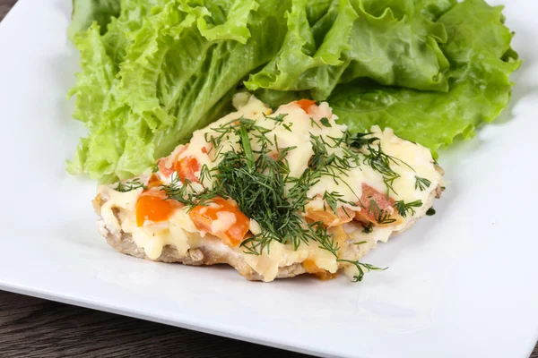 Formaggio coperto di carne e pomodoro — Foto Stock