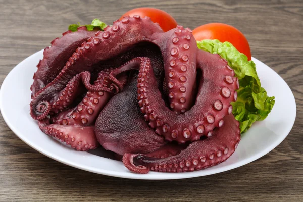 Boiled octopus with salad leaves — Stock Photo, Image