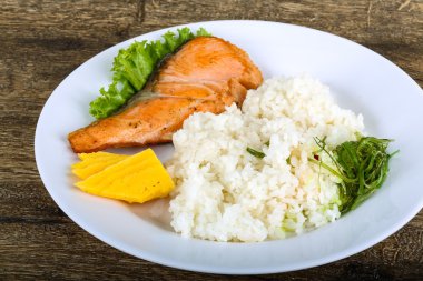 Kızarmış som balığı biftek