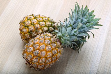İki küçük ananas