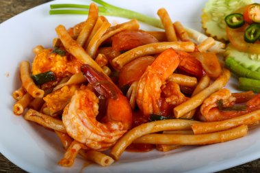 Deniz ürünleri ile baharatlı makarna