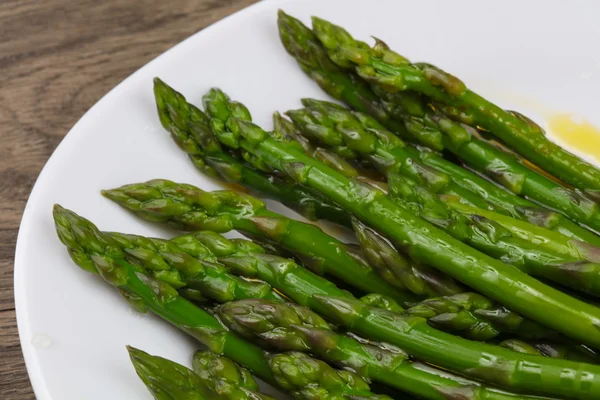 Boiled asparagus with olive oil — Stock Photo, Image