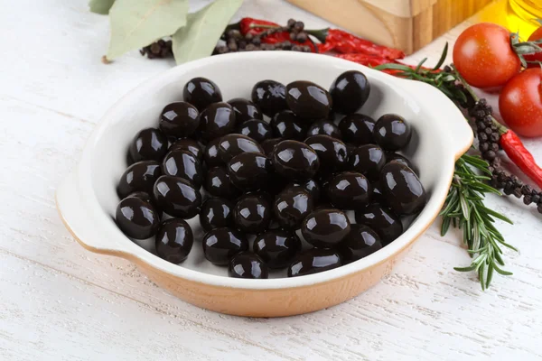 Kabın içinde Siyah Zeytin — Stok fotoğraf