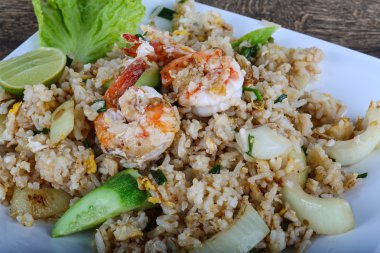 Kızarmış pirinç ve karides.